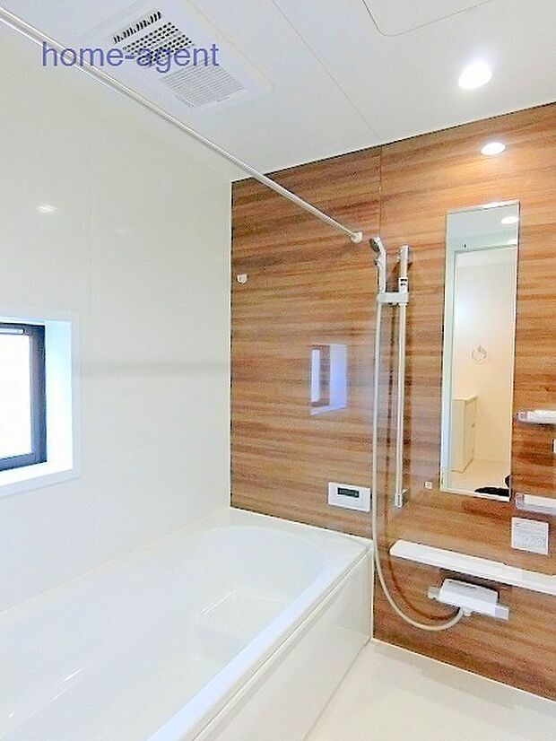 広々とした浴室。浴室乾燥暖房機付きで快適です。