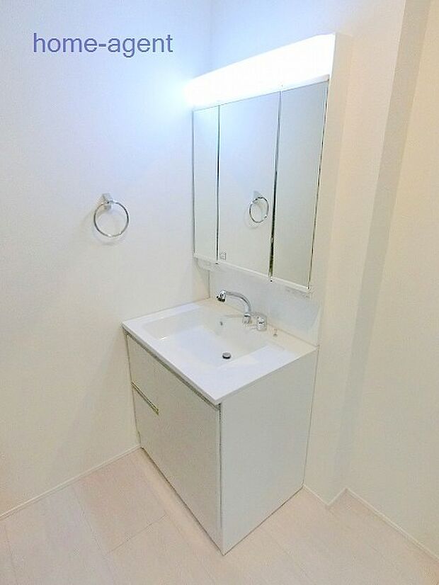 使い勝手の良い三面鏡の洗面台。身支度が捗りますね。