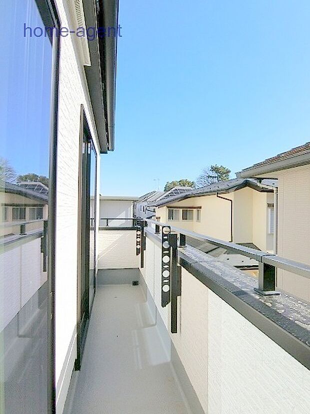 南向きで日当りの良いバルコニーです。