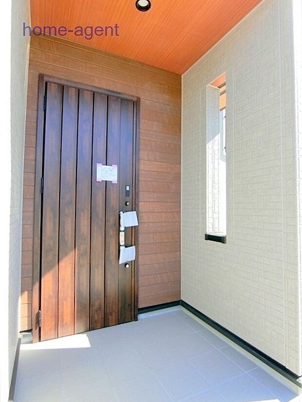 道路から見えにくい玄関でプライバシーを守ります。