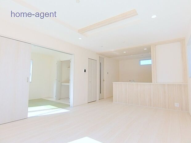 17帖LDKで広々スペース。折上天井がお洒落ですね。