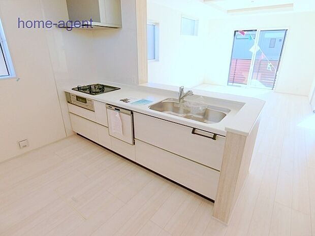 人気の対面キッチン。リビングを見渡し易い仕様で会話も弾みますね。