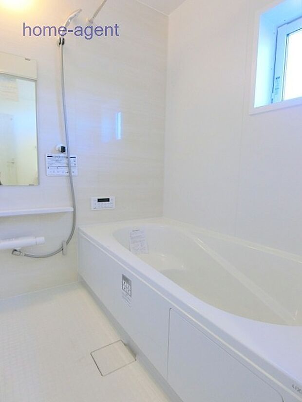 広々とした浴室。浴室乾燥暖房機付きで快適です。