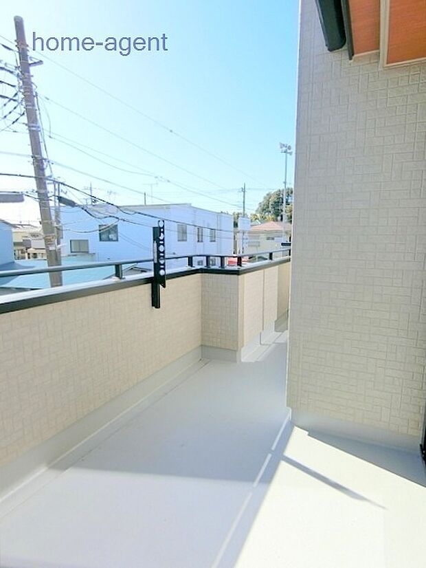 ワイドバルコニー仕様で洗濯干しもラクラクですね。