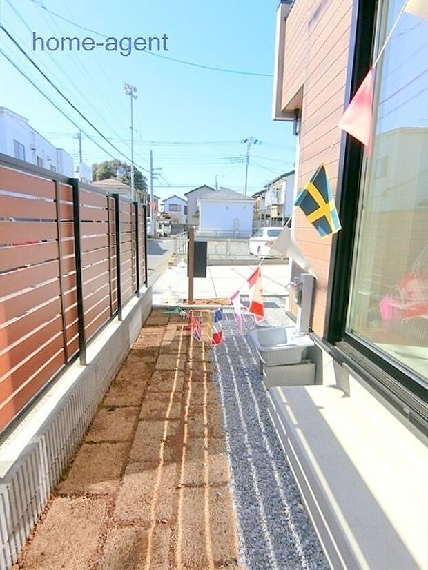 南道路側にお庭とフェンスございます。