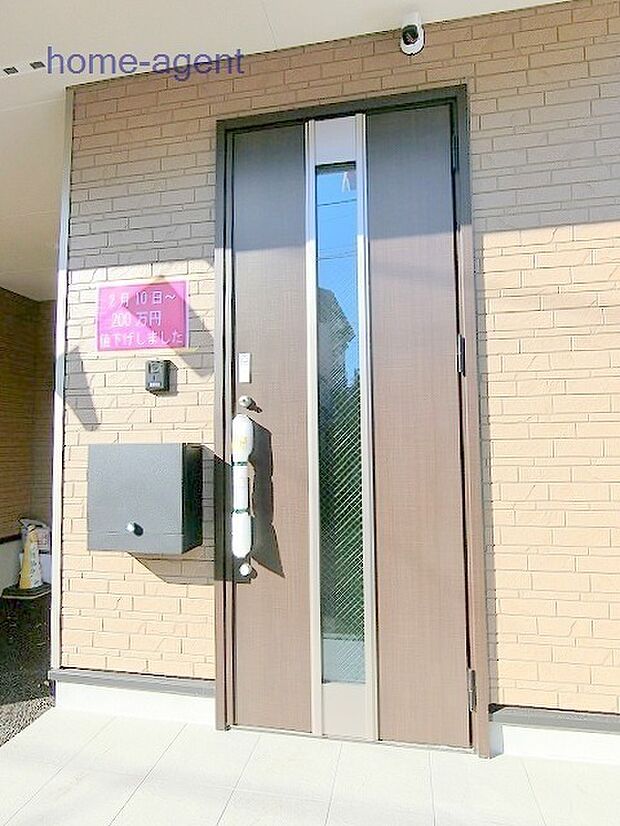 玄関には防犯カメラが備え付けです。