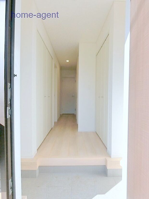 両側に収納スペースございます。