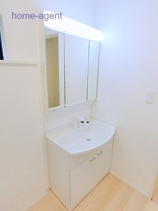 使い勝手の良い三面鏡の洗面台です。