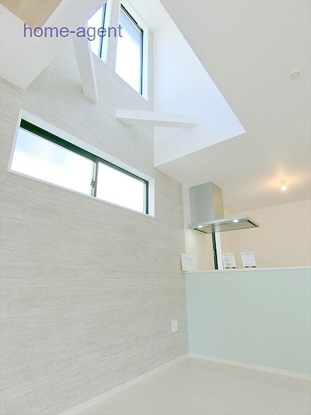 吹抜け天井がありお洒落ですね。