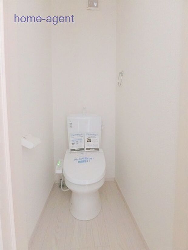 トイレ2か所ございます。窓が無く清掃もラクラクですね。