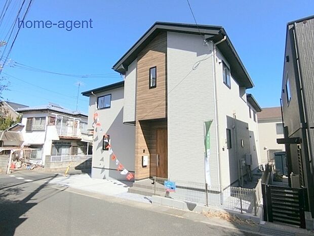 バス停3分、小学校まで5分で通勤通学便利です。