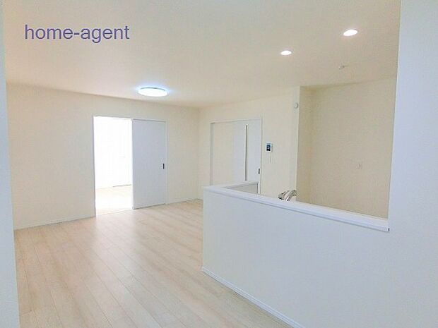 15.37帖のLDK。隣室と合わせて20帖以上となり広々です。