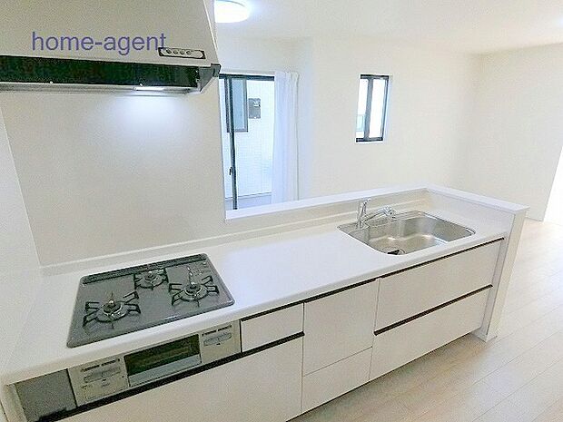 人気の対面キッチン。リビングを見渡し易い仕様で会話も弾みますね。