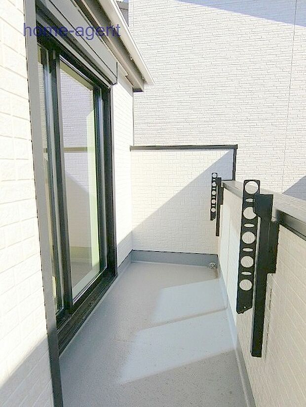 南向きで日当りの良いバルコニーです。