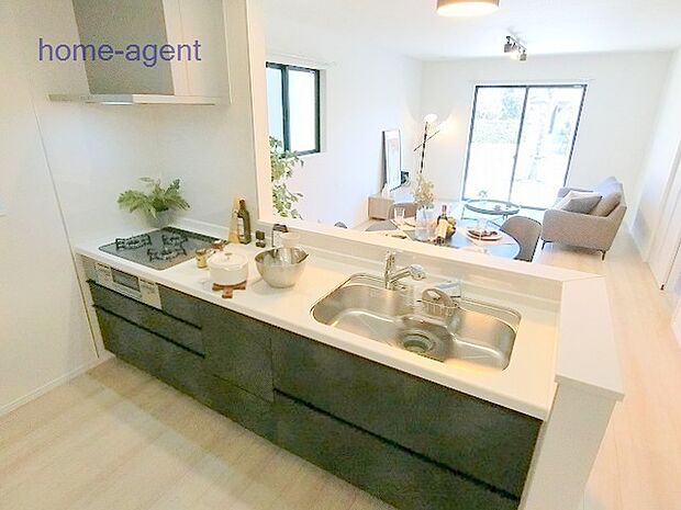 人気の対面キッチン。リビングを見渡し易い仕様で会話も弾みますね。