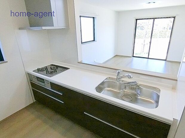 人気の対面キッチン。リビングを見渡し易い仕様で会話も弾みますね。