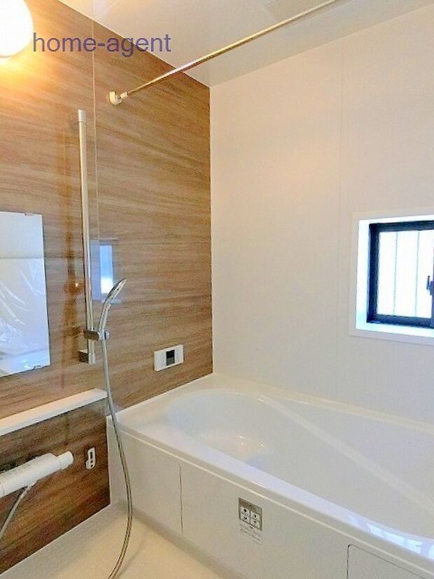 木目がお洒落な浴室。浴室乾燥暖房機付きで快適です。