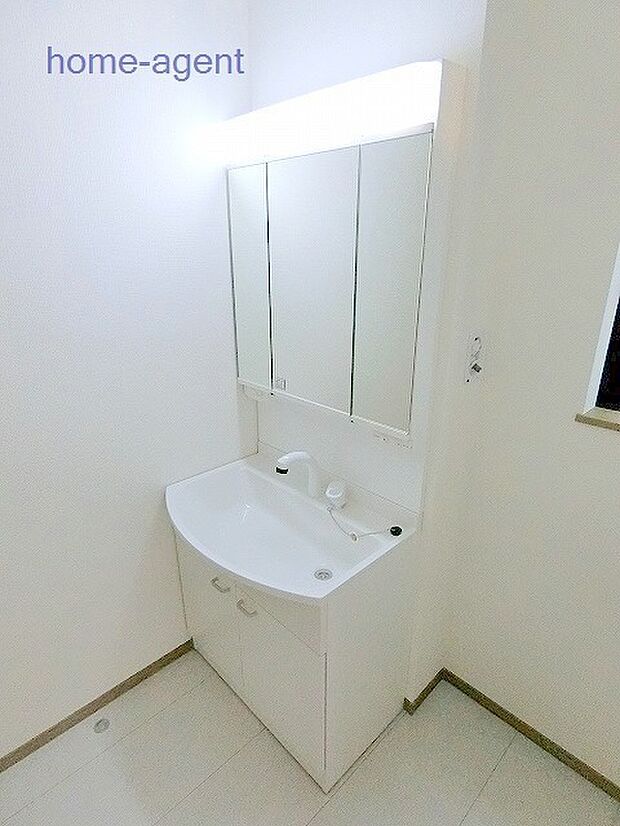 使い勝手の良い三面鏡の洗面台です。