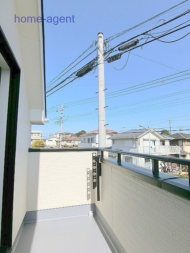 南向きで日当りの良いバルコニーです。