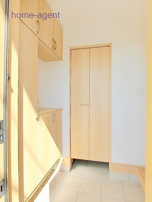 玄関にはシューズインクロークもございます。ベビーカーや自転車も収納できます。
