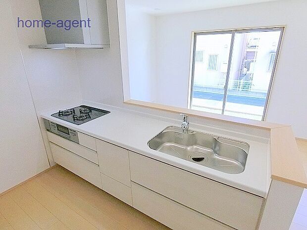 人気の対面キッチン。リビングを見渡し易い仕様です。