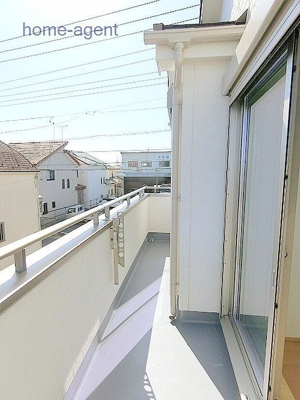 南向きで日当りの良いバルコニー。洗濯物が良く乾きそうですね。