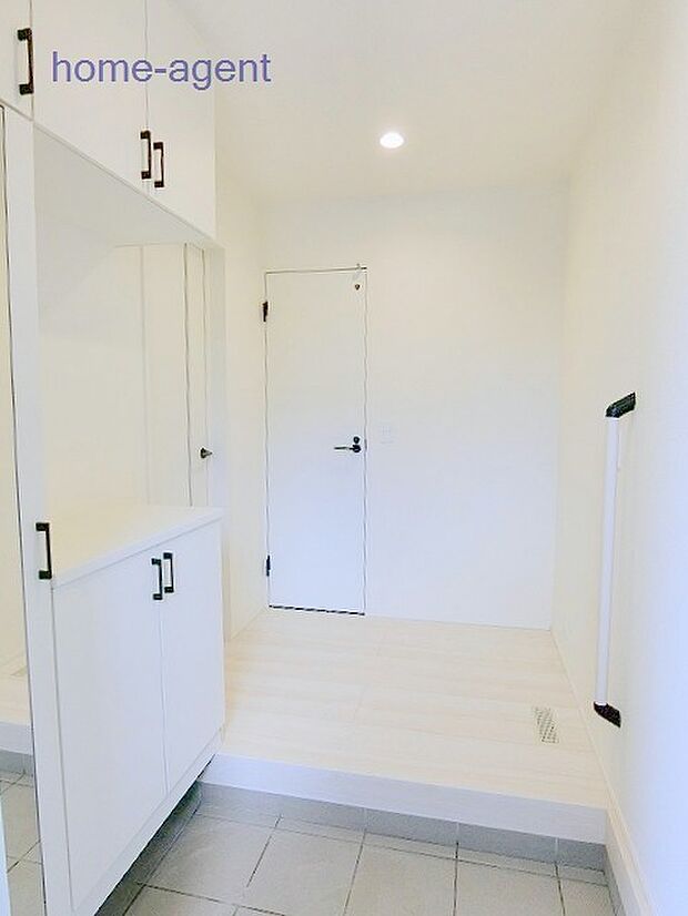 開放感のある玄関でお出迎えです。