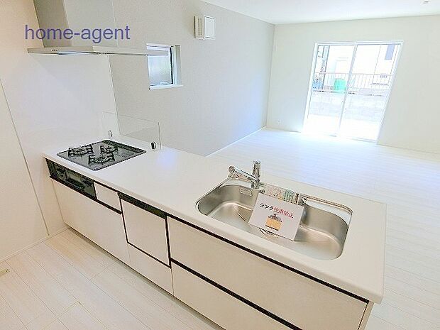 人気の対面キッチン。リビングを見渡し易い仕様で会話が弾みますね。