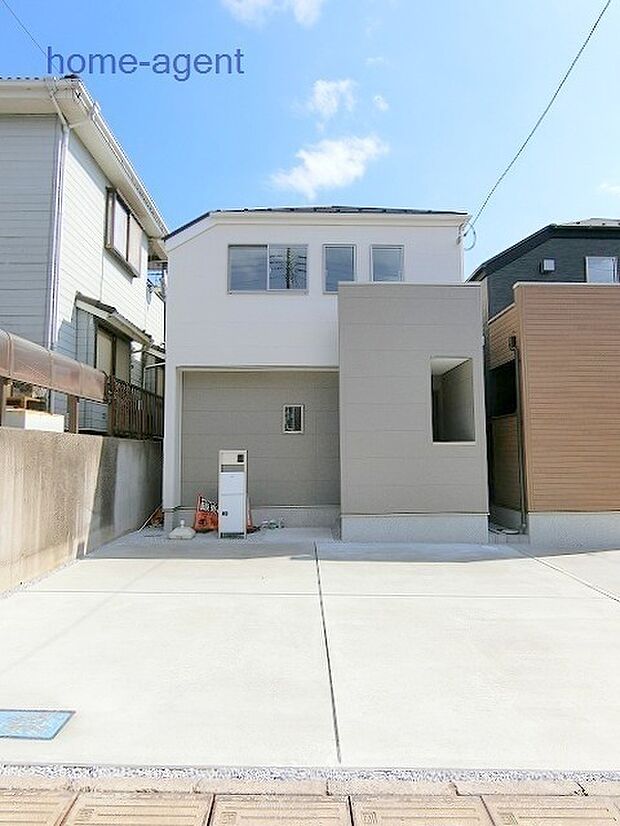 バス停まで徒歩3分で通勤通学便利。買物施設充実で生活環境も良好です。