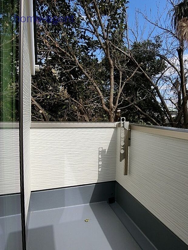 南向きで日当りの良いバルコニーです。