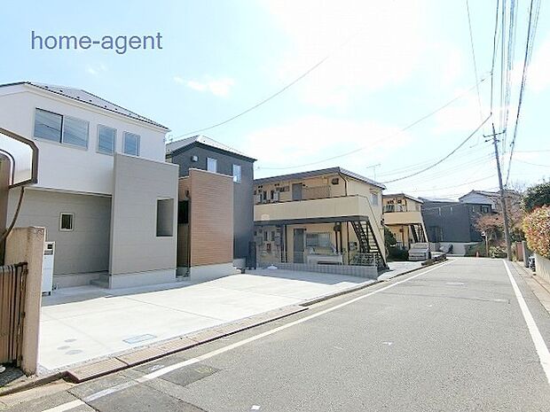 前面ゆったり6m道路で駐車もラクラクですね。