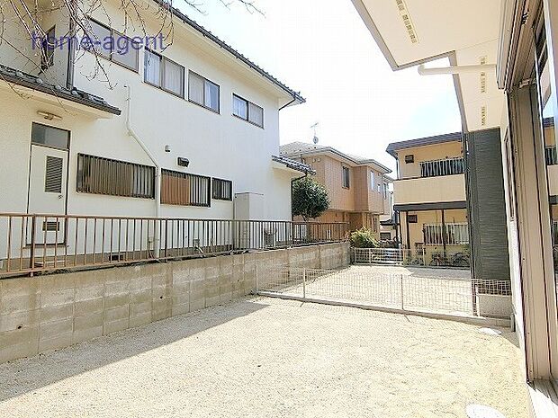 南側に広いお庭がございます。夏はプールなども楽しめますね。