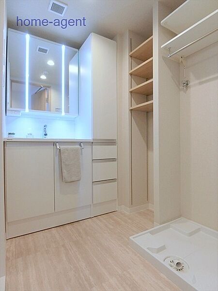 使い勝手の良い三面鏡タイプの洗面台。収納もありすっきりとした空間を保てそうです。