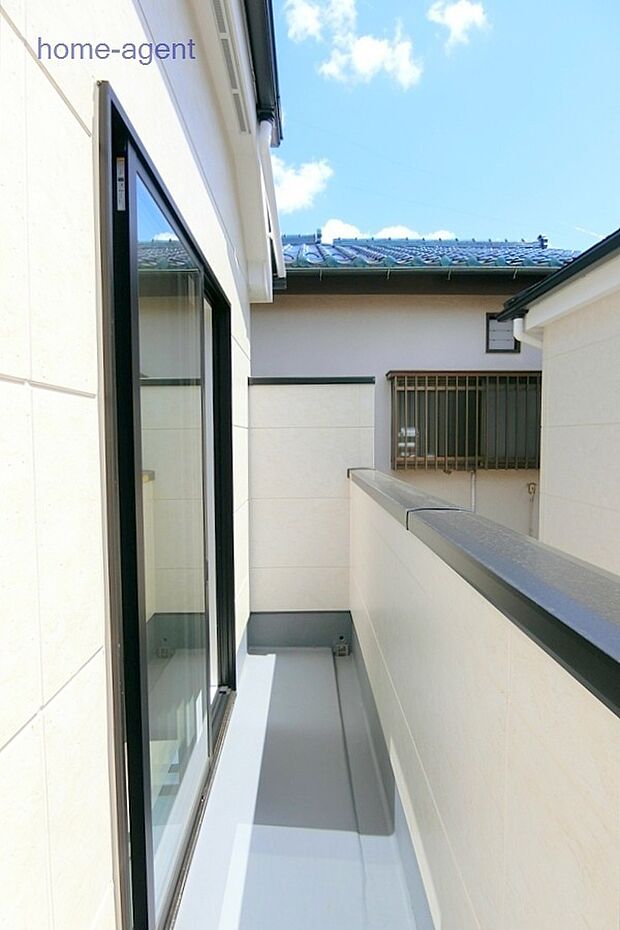 日差しがたっぷり注ぐ嬉しい南面バルコニー。