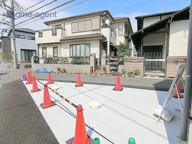 2面道路に面しており駐車もラクラクですね。
