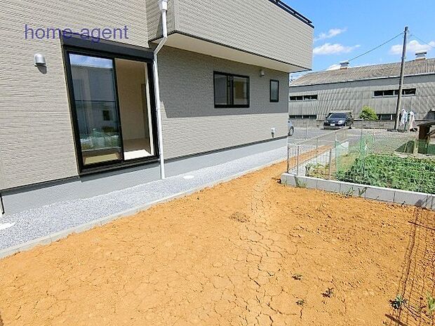 趣味のスペース等にも最適なお庭付き。外水栓付。