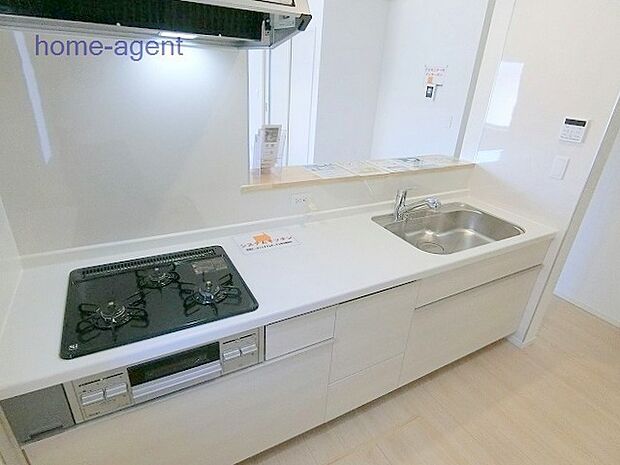 シンプルでスタイリッシュなキッチンはリビングを見渡し易い仕様です。