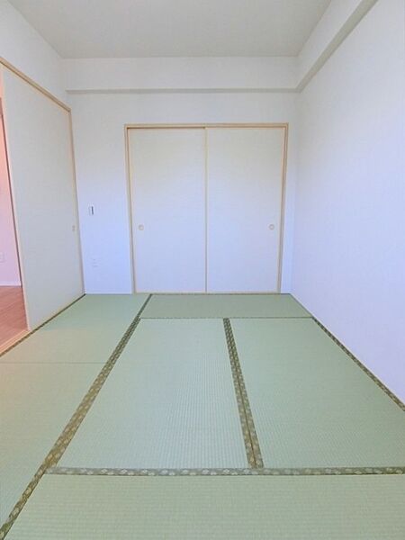 リビング隣接の和室はと目的にご利用できるスペースです。
