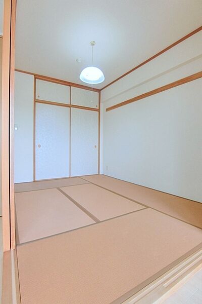 リビング隣接和室は約6帖。