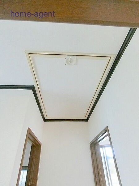 屋根裏収納