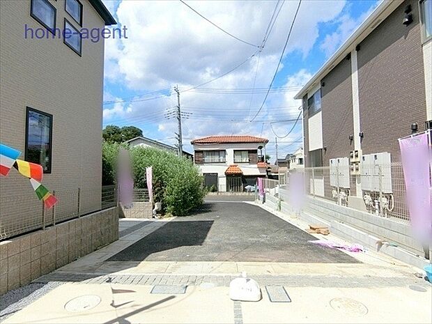 前面6m道路で駐車もラクラクですね。
