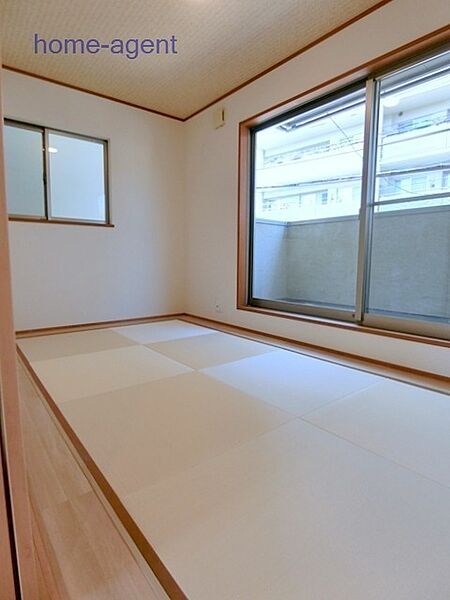 趣ある暮らしを彩る、リビング隣接の和室は心地よい空間です。