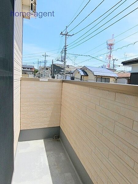 南向きで日当りの良いバルコニー。