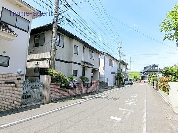 前面7ｍ道路で駐車もラクラクですね。