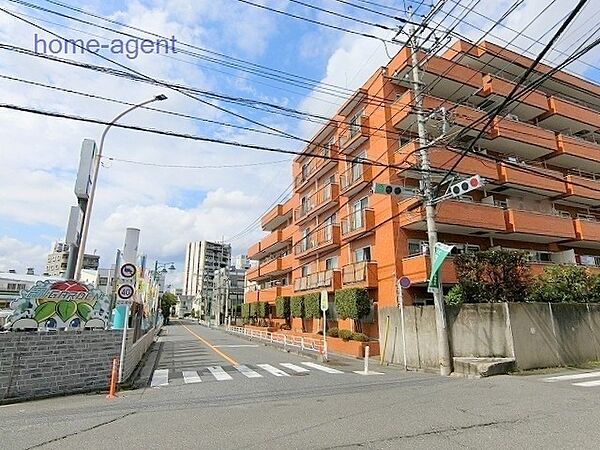 買い物施設や教育施設が徒歩圏内で子育て世代にもお勧めな立地です。