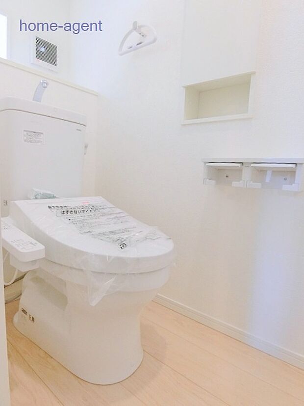 トイレは各フロアにございます。
