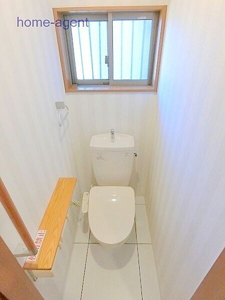 新規交換済みで綺麗なトイレです。