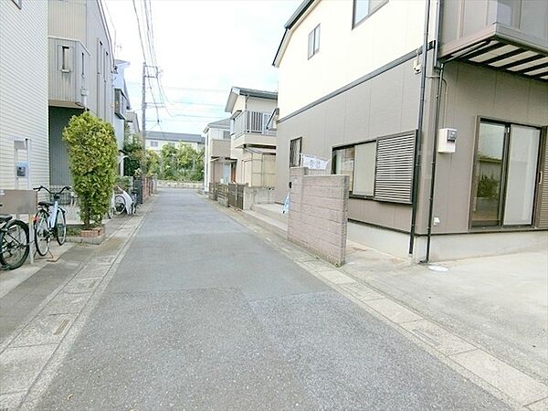 前面4ｍ道路。車通りが少なく小さなお子様も安心です。