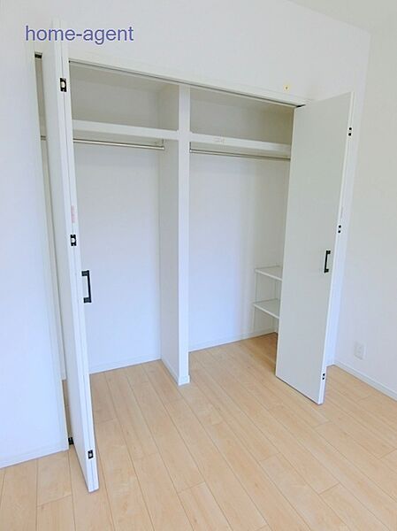 収納力もあり耐荷重もあるクローゼットです。