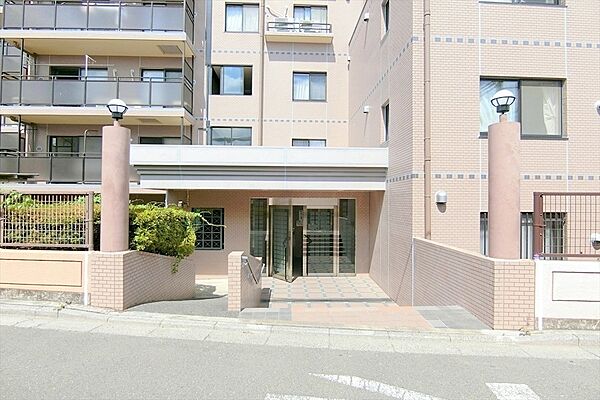 バス停まで徒歩4分。さいたま市立病院近くでバス便豊富。朝7時台は15本以上バスが通ります。